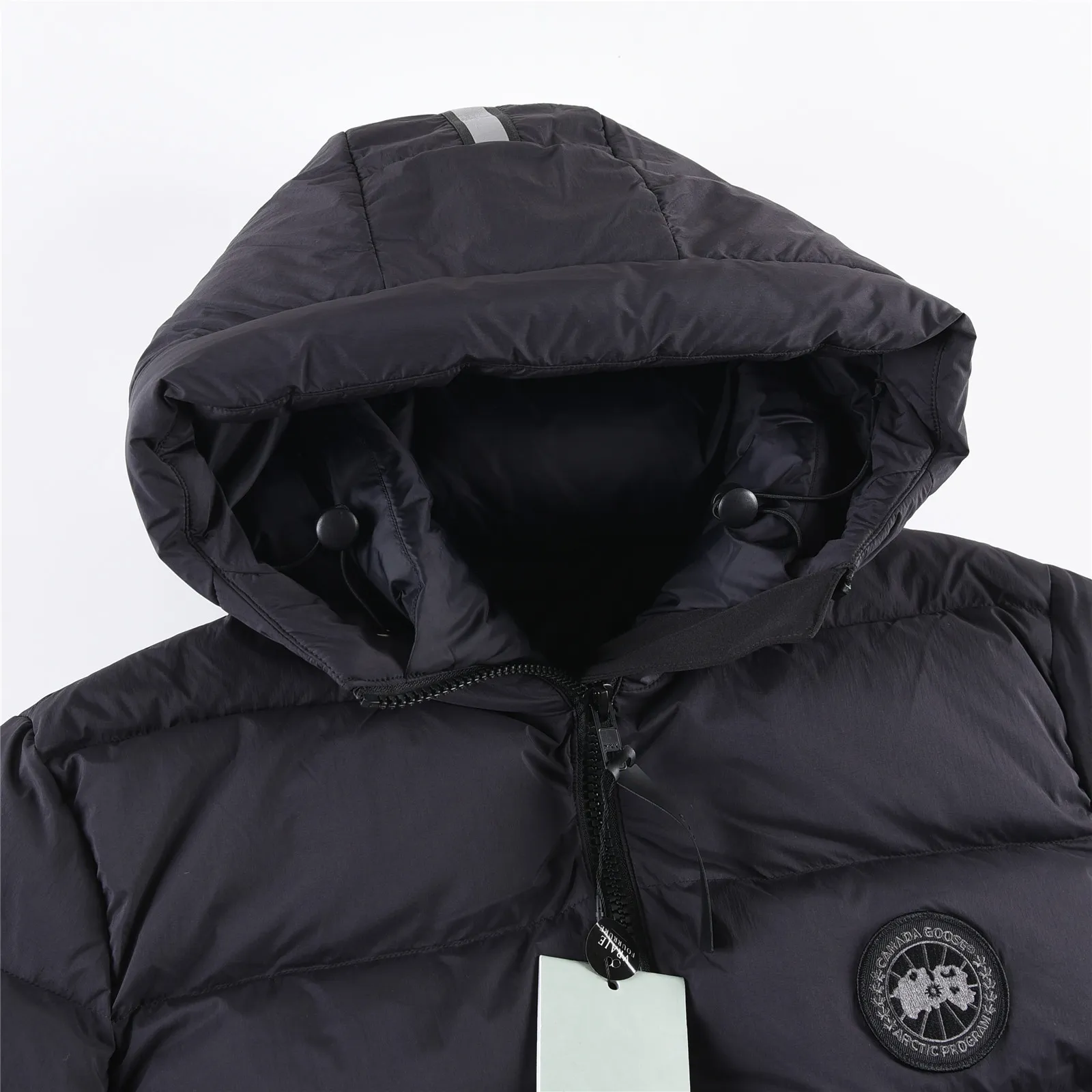 P850 with dust bag +10 Ouyang Nana 2nd generation latest CANADA GOOES goose black label down jacket A must-have goose black label down jacket in the outerwear industry! The latest designer styles! Big goose down jacket has always been a fashion favorite and is loved by celebrities from all walks of life! Fashionable hooded cut, high-end customer-supplied fine goose down, high resilience, smooth zipper, strong and firm. Pockets on both sides can store small items, free your hands, and you can go out without worries. It can also meet the need of putting your hands in your pockets👏👏Produced by Big Goose, it can be used as a group uniform by many celebrities. This down jacket uses a double-layer anti-down lining design, which has strong windproof performance and will be very warm in winter! New standard 90% goose down filling, high fluffiness, windproof hooded design. When walking outdoors, pull the collar to the highest position, put your hands in the pockets and it will be very warm. It can be easily controlled by all body types! The interior is equipped with an elastic snow skirt design for better wrapping. The simple and neat style design highlights the masculine temperament. The impeccable style is classic and never goes out of style. It is warm and practical, and it is versatile! You can enter with your eyes closed! Color: Black Khaki Size: XS-XXL